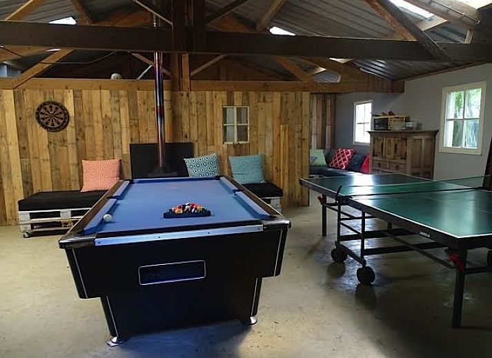 Mariekerke vacation home in Meliskerke, Walcheren, with charming rural facade and green garden.