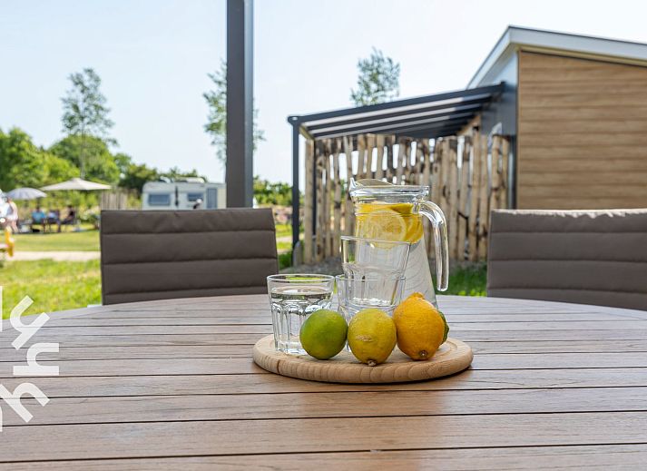 Vakantiehuis ZE1265 in Meliskerke, Walcheren met moderne veranda en tuin.