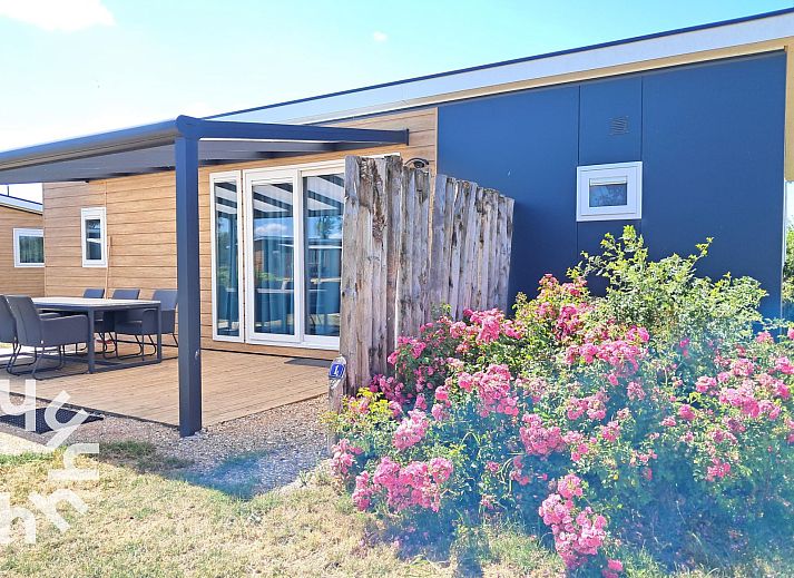 Terras van vakantiehuis ZE1265 in Meliskerke, Walcheren met houten omheining.