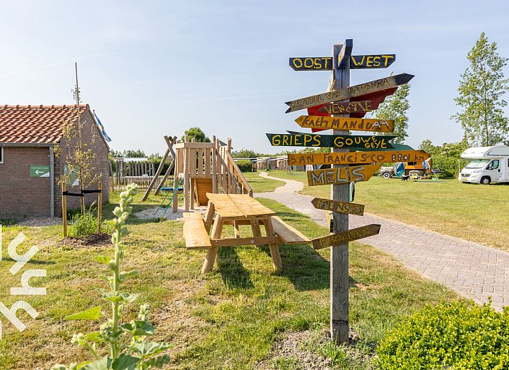 Twee vakantiehuizen ZE1265 in Meliskerke, Walcheren met grasveld.