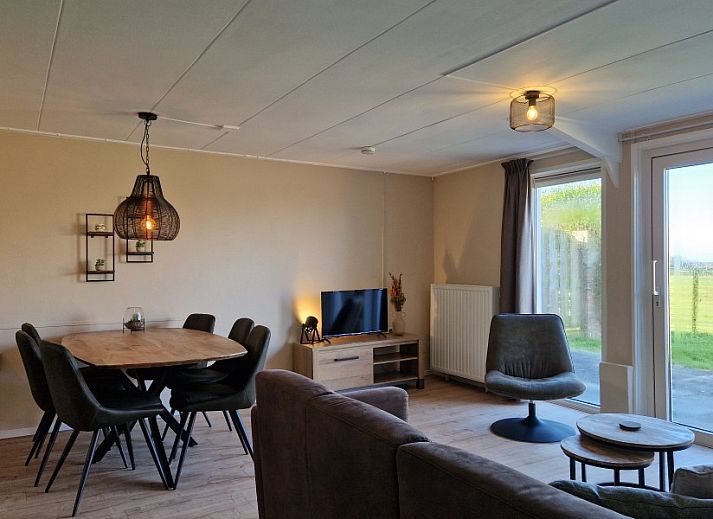 Cozy living room of Vakantiewoning Meidoorn in Meliskerke, Walcheren. Comfortable seating area overlooking the garden.