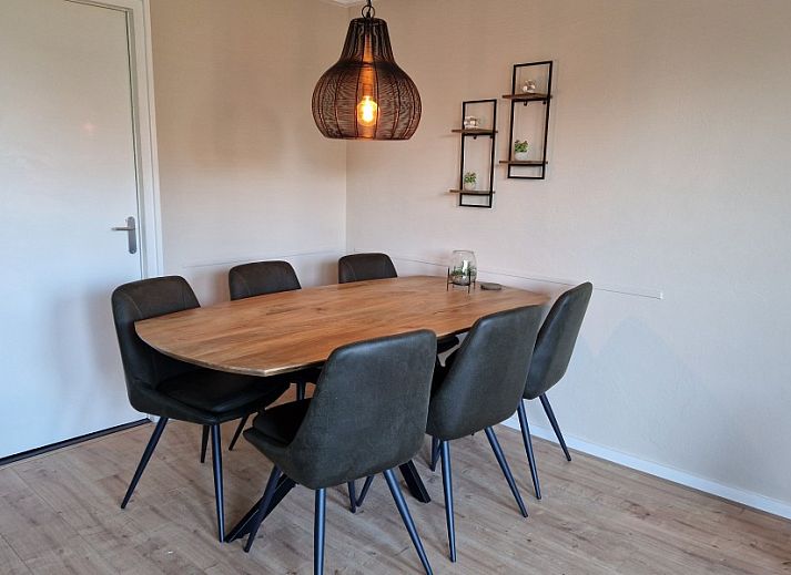 Cozy living room of Vakantiewoning Meidoorn in Meliskerke, Walcheren. Comfortable seating area overlooking the garden.