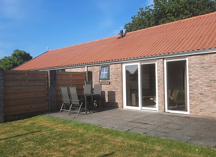 Cozy living room of Vakantiewoning Meidoorn in Meliskerke, Walcheren. Comfortable seating area overlooking the garden.