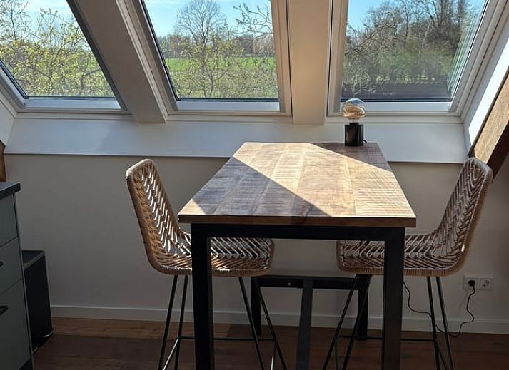 Lichte keuken in Huisje in Middelburg, vakantiehuis in Walcheren, Zeeland met houten balken en moderne inrichting.