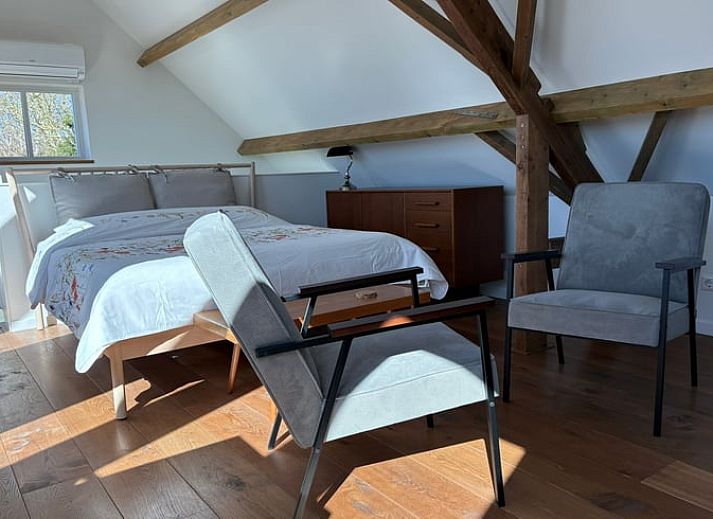 Lichte keuken in Huisje in Middelburg, vakantiehuis in Walcheren, Zeeland met houten balken en moderne inrichting.