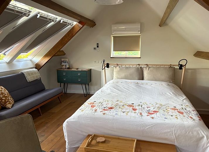 Lichte keuken in Huisje in Middelburg, vakantiehuis in Walcheren, Zeeland met houten balken en moderne inrichting.