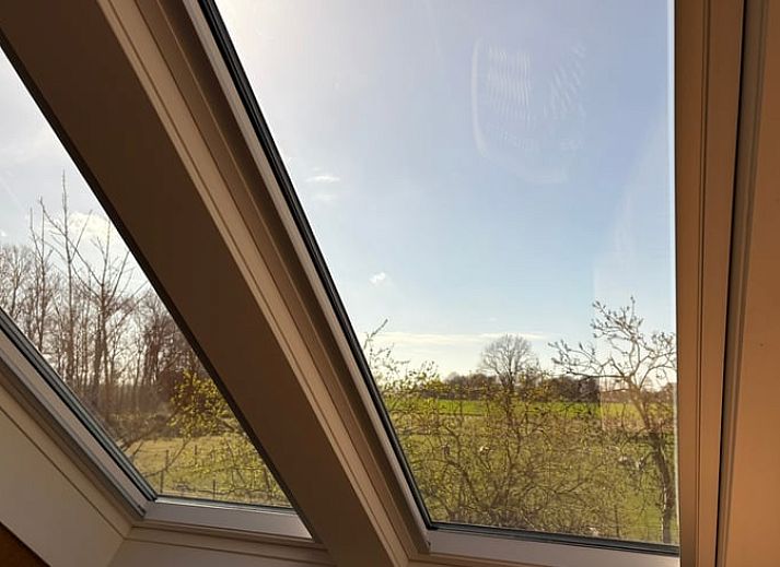 Moderne keuken met dakraam in Huisje in Middelburg, vakantieaccommodatie in Zeeland, Walcheren.