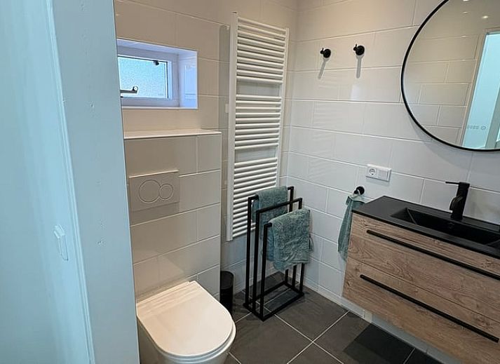 Moderne keuken met dakraam in Huisje in Middelburg, vakantieaccommodatie in Zeeland, Walcheren.