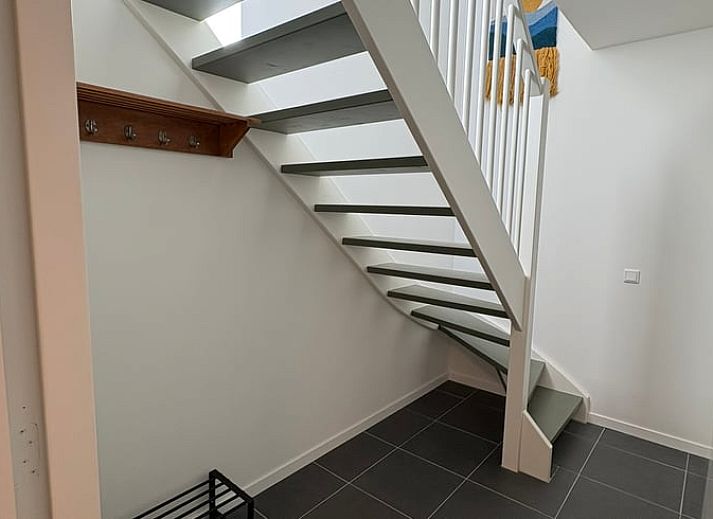 Moderne keuken met dakraam in Huisje in Middelburg, vakantieaccommodatie in Zeeland, Walcheren.