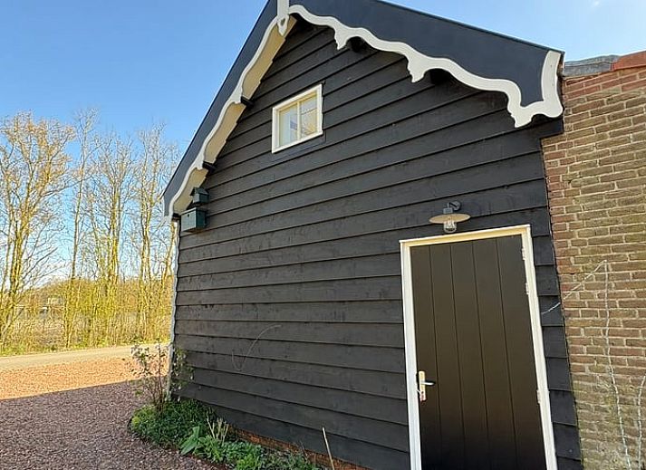 Eettafel bij dakraam in Huisje in Middelburg, vakantiehuis in Walcheren, Zeeland met uitzicht op de natuur.