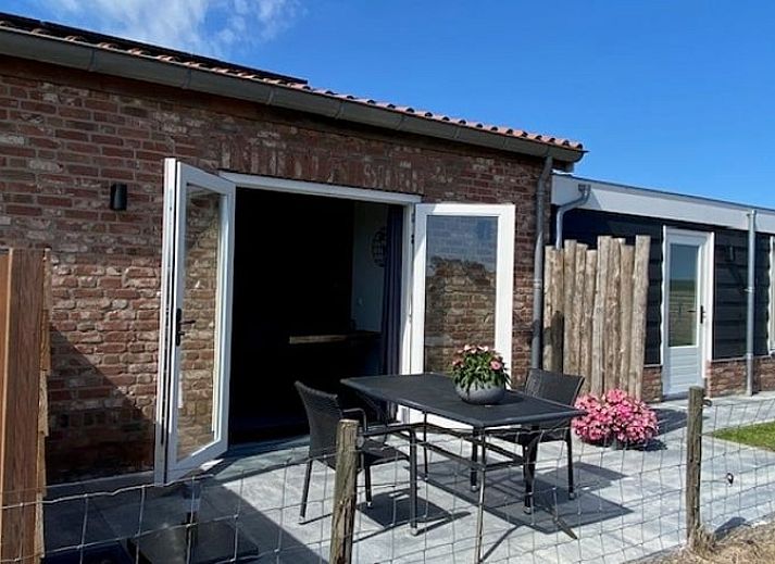 Geniet van de zonnige patio bij Huisje in Middelburg, een charmant vakantiehuis in het rustige Walcheren, Zeeland.