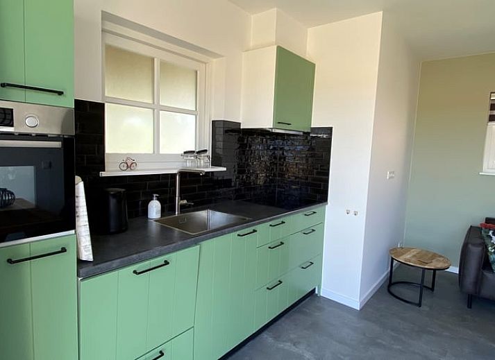 Geniet van de zonnige patio bij Huisje in Middelburg, een charmant vakantiehuis in het rustige Walcheren, Zeeland.