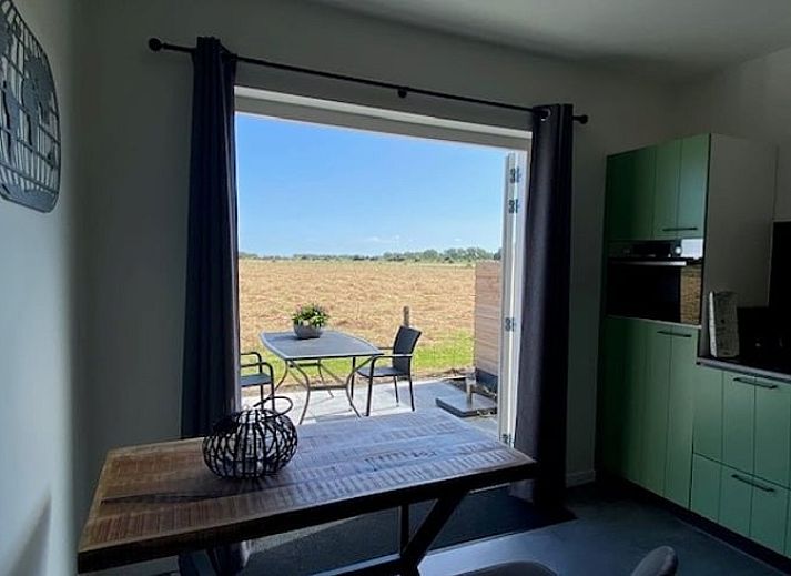 Geniet van het landelijke uitzicht vanaf het terras van Huisje in Middelburg, een idyllisch vakantiehuis op Walcheren, Zeeland.