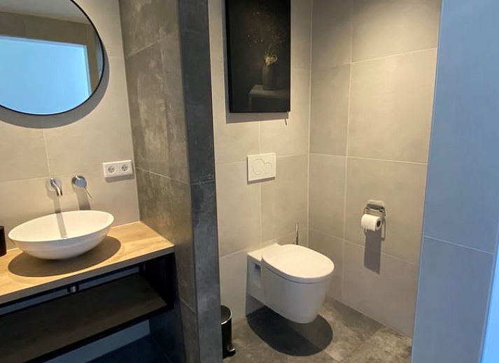 Geniet van het landelijke uitzicht vanaf het terras van Huisje in Middelburg, een idyllisch vakantiehuis op Walcheren, Zeeland.