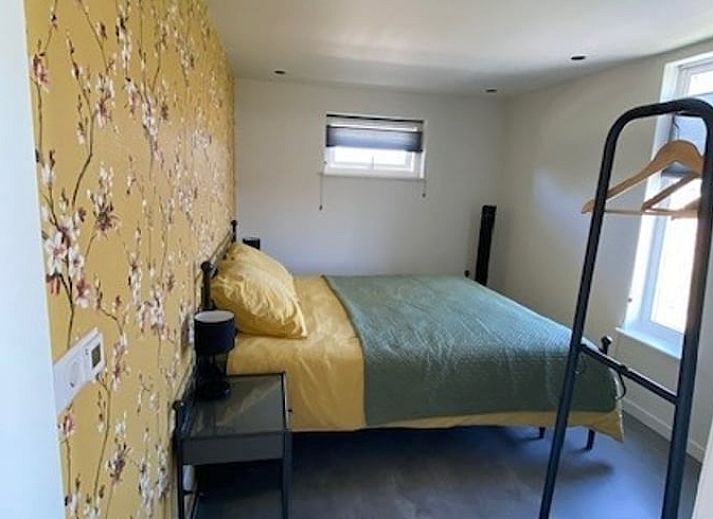 Geniet van het landelijke uitzicht vanaf het terras van Huisje in Middelburg, een idyllisch vakantiehuis op Walcheren, Zeeland.