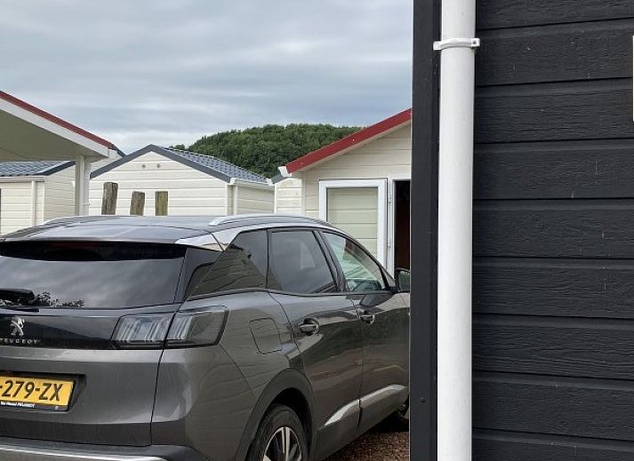 Buitenkant van Meerchalet vakantiehuis met terras in Groot Valkenisse, Walcheren, Zeeland.