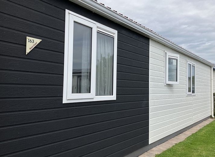 Buitenkant van Meerchalet vakantiehuis met terras in Groot Valkenisse, Walcheren, Zeeland.