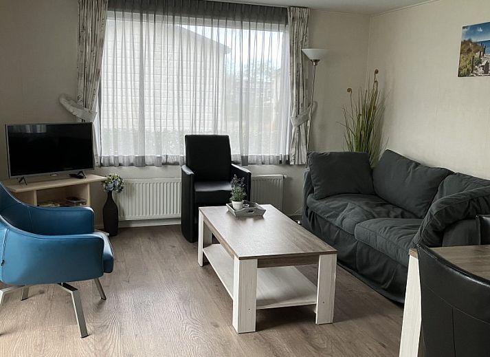 Buitenkant van Meerchalet vakantiehuis met terras in Groot Valkenisse, Walcheren, Zeeland.