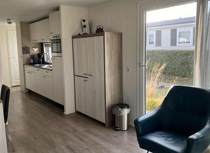 Buitenkant van Meerchalet vakantiehuis met terras in Groot Valkenisse, Walcheren, Zeeland.