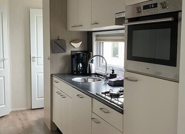 Parkeerplaats bij Meerchalet in Groot Valkenisse, Walcheren, Zeeland, met moderne auto.