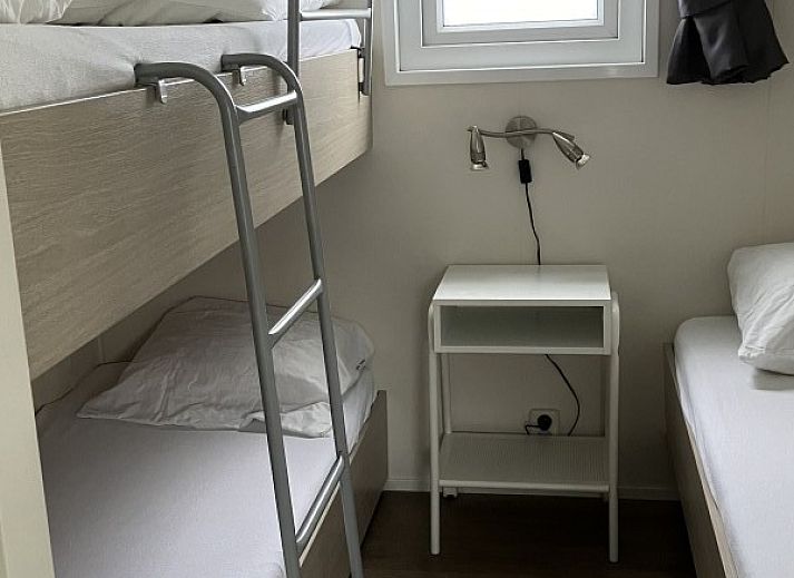 Parkeerplaats bij Meerchalet in Groot Valkenisse, Walcheren, Zeeland, met moderne auto.