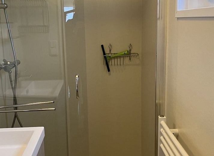 Parkeerplaats bij Meerchalet in Groot Valkenisse, Walcheren, Zeeland, met moderne auto.