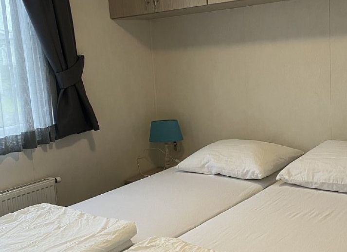 Parkeerplaats bij Meerchalet in Groot Valkenisse, Walcheren, Zeeland, met moderne auto.