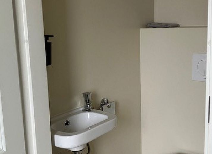 Strakke gevel van Meerchalet vakantiehuis in Groot Valkenisse, Walcheren, Zeeland.