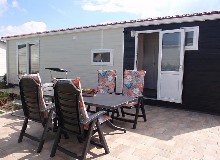 Strakke gevel van Meerchalet vakantiehuis in Groot Valkenisse, Walcheren, Zeeland.