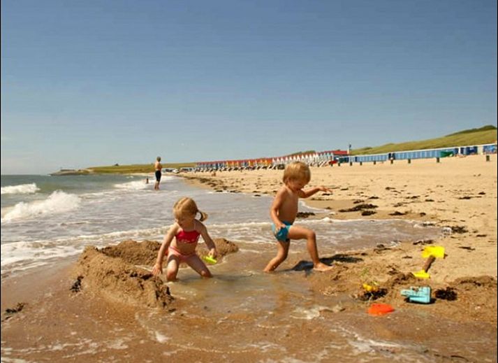 Gezellige woonkamer van Meerchalet in Groot Valkenisse, Walcheren, Zeeland, met comfortabele zitplaatsen.