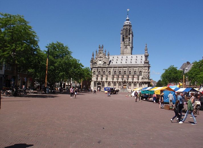 Moderne keuken in Meerchalet vakantiehuis, Groot Valkenisse, Walcheren, Zeeland, met uitzicht op tuin.