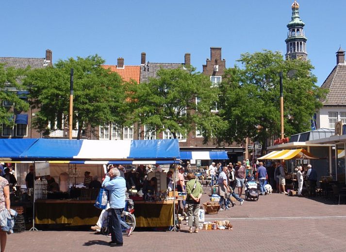 Moderne keuken in Meerchalet vakantiehuis, Groot Valkenisse, Walcheren, Zeeland, met uitzicht op tuin.