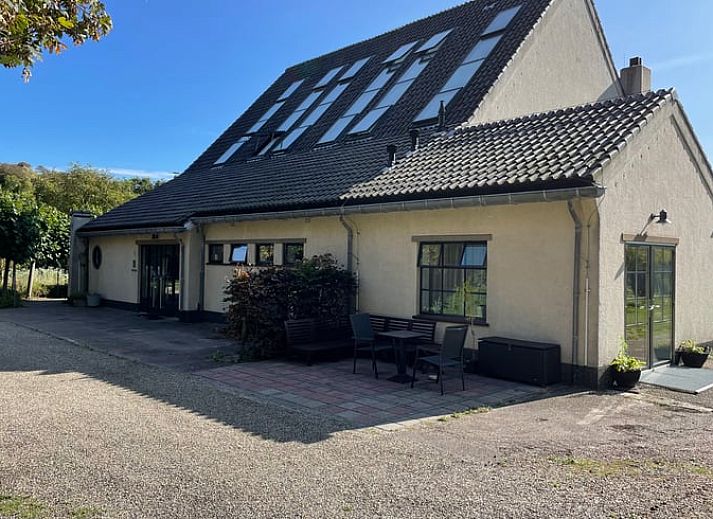 Luchtfoto van Vakantiehuisje in Biggekerke, omgeven door duinen en uitzicht op de zee in Walcheren, Zeeland.