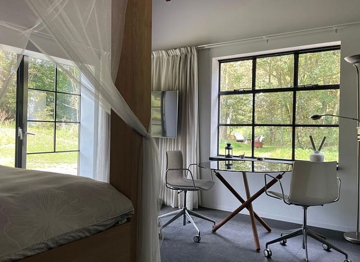 Luchtfoto van Vakantiehuisje in Biggekerke, omgeven door duinen en uitzicht op de zee in Walcheren, Zeeland.