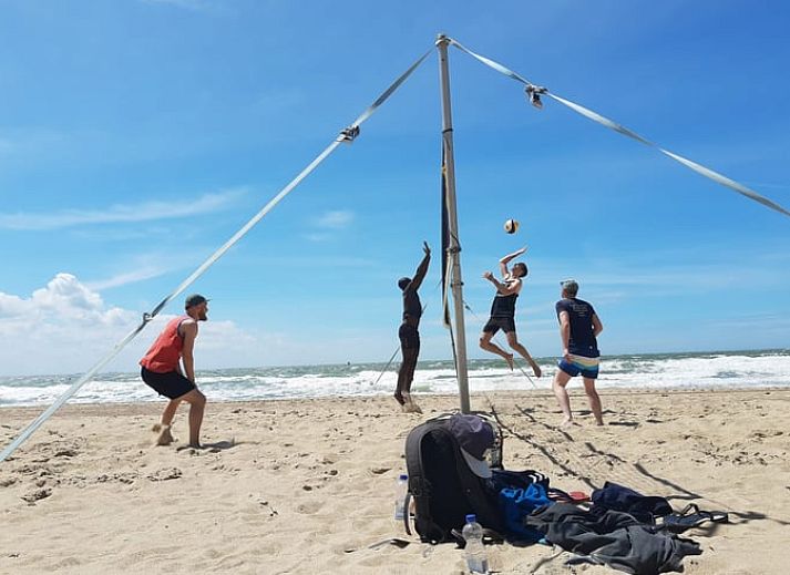 Slaapkamer met werkplek en uitzicht op tuin bij Vakantiehuisje in Biggekerke, Walcheren, Zeeland.