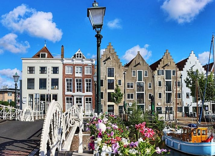 Slaapkamer met werkplek en uitzicht op tuin bij Vakantiehuisje in Biggekerke, Walcheren, Zeeland.