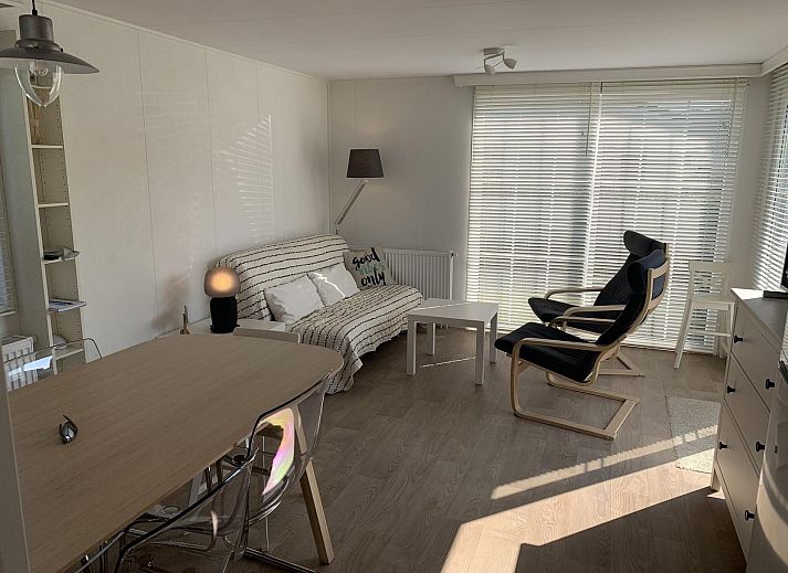 VZ1083 Chalet Valkenisse in Biggekerke, Zeeland met ruim terras en groene omgeving.
