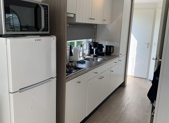 Lichte entree van VZ1083 Chalet Valkenisse in Biggekerke, Zeeland met schuifdeur.