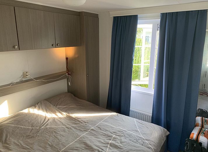 Lichte entree van VZ1083 Chalet Valkenisse in Biggekerke, Zeeland met schuifdeur.
