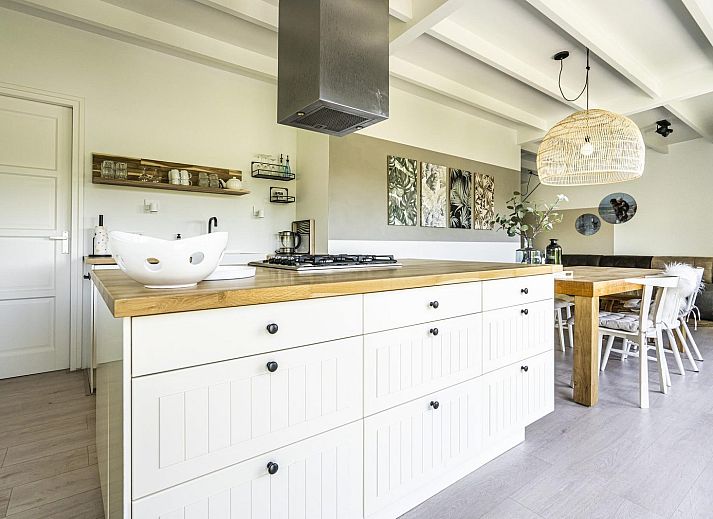 Ruim terras bij VZ970 Vrijstaand vakantiehuis in Zoutelande, Biggekerke, Walcheren, ideaal voor buitenleven.