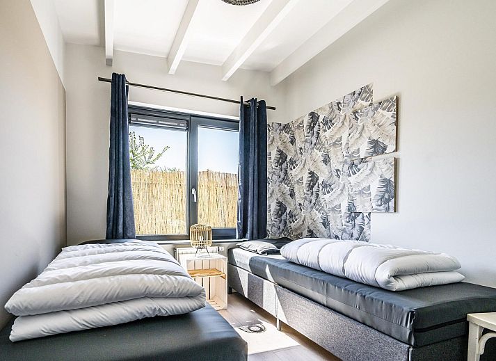 Ruim terras bij VZ970 Vrijstaand vakantiehuis in Zoutelande, Biggekerke, Walcheren, ideaal voor buitenleven.