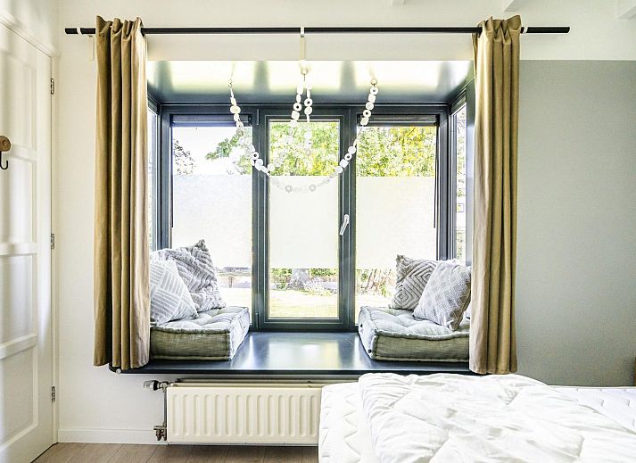 Ruim terras bij VZ970 Vrijstaand vakantiehuis in Zoutelande, Biggekerke, Walcheren, ideaal voor buitenleven.