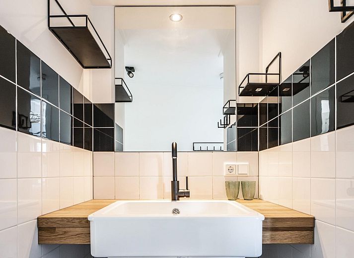 Moderne woonkamer van VZ970 Vrijstaand vakantiehuis in Zoutelande, Biggekerke, Walcheren, met comfortabele bank.