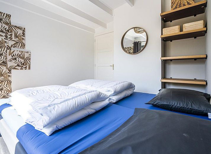 Moderne woonkamer van VZ970 Vrijstaand vakantiehuis in Zoutelande, Biggekerke, Walcheren, met comfortabele bank.