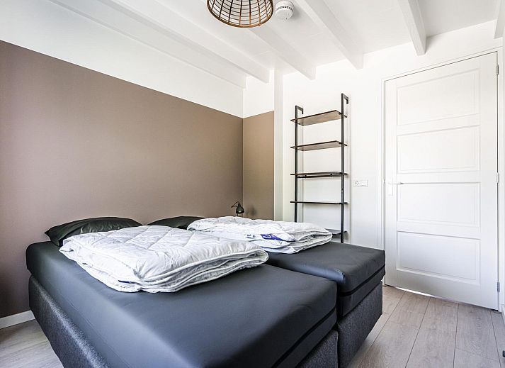 Moderne woonkamer van VZ970 Vrijstaand vakantiehuis in Zoutelande, Biggekerke, Walcheren, met comfortabele bank.