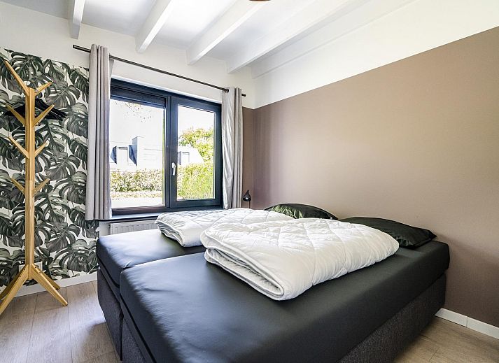 Moderne woonkamer van VZ970 Vrijstaand vakantiehuis in Zoutelande, Biggekerke, Walcheren, met comfortabele bank.