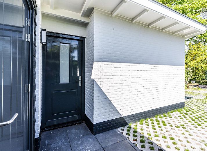 Moderne woonkamer van VZ970 Vrijstaand vakantiehuis in Zoutelande, Biggekerke, Walcheren, met comfortabele bank.