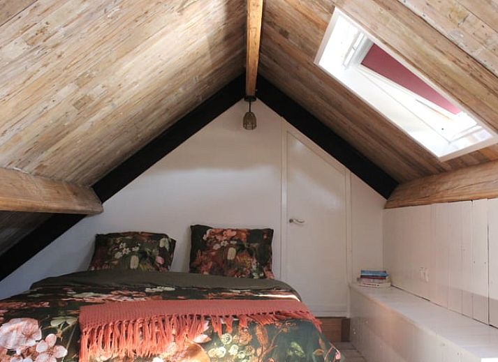 Kueche im Ferienhaus in Oudelande, Walcheren, Zeeland mit Holztreppe.