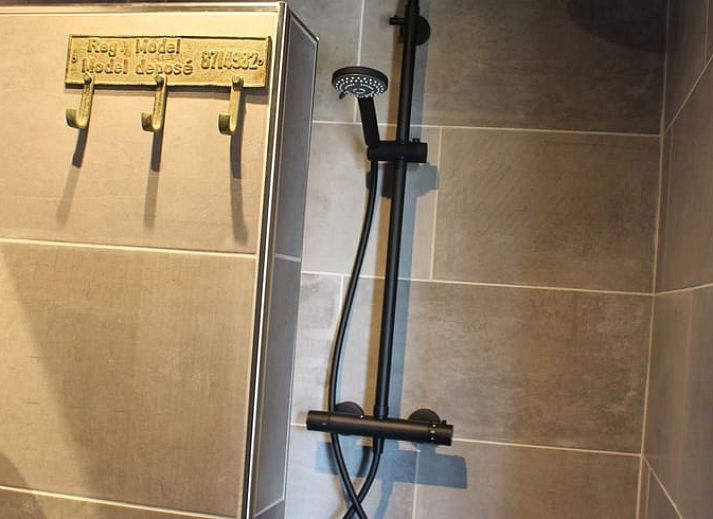 Kueche im Ferienhaus in Oudelande, Walcheren, Zeeland mit Holztreppe.