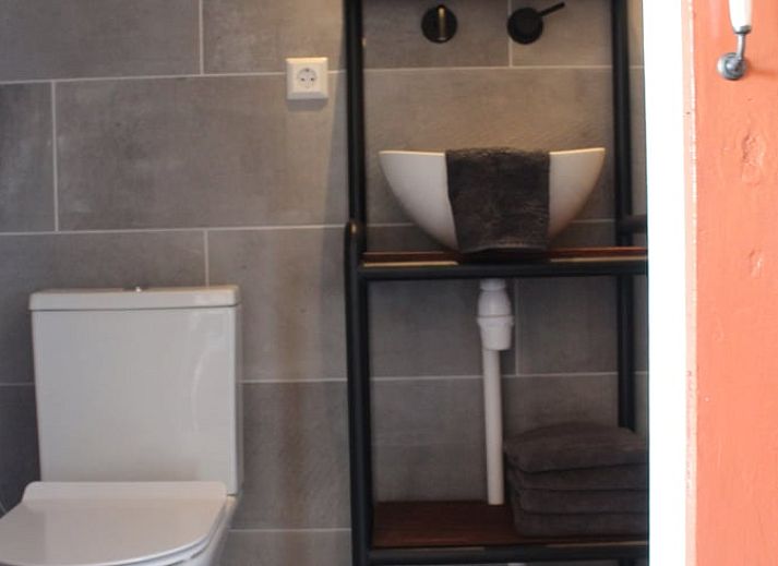 Kueche im Ferienhaus in Oudelande, Walcheren, Zeeland mit Holztreppe.